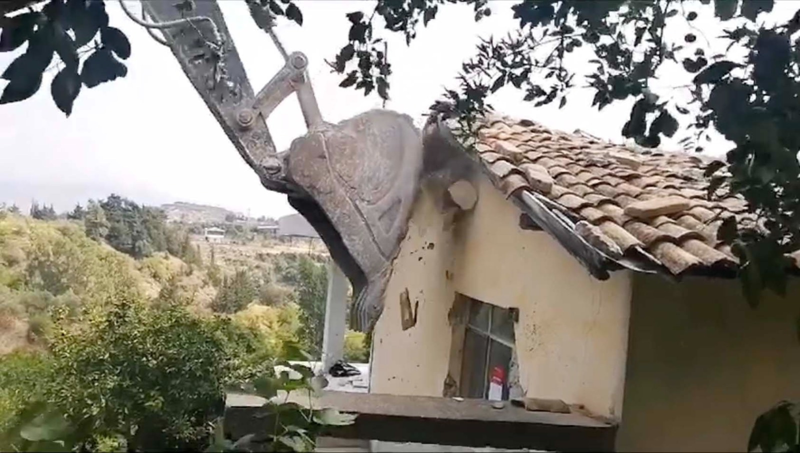 Vakıfköy'de ağır hasarlı evlerin yıkımına başlandı
